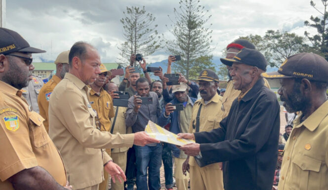 
					Penyerahan aspirasi atau pernyataan sikap oleh Tim Asosiasi 328 Kepala Kampung se-Kabupaten Jayawijaya kepada Plt Sekda Jayawijaya Petrus Mahuse. (KabarPapua.co/Agris Wistrijaya)