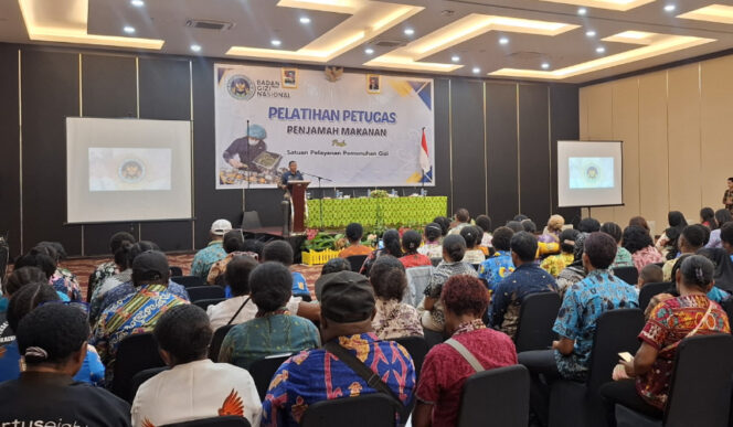 
					Suasana pelatihan petugas penjamah makanan di Hotel Horizon Padang Bulan, Kota Jayapura. (KabarPapua.co/Imelda)