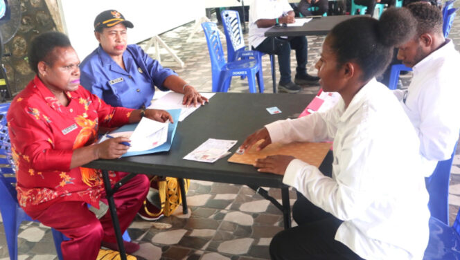 
					Kepala BKPSDM Papua Tengah Denci Meri Nawipa dan Wakil Ketua I MRPPT Paulina Marey saat verifikasi faktual dokumen persyaratan para calon praja IPDN tahun 2025. (Foto dok: Humas Provinsi Papua Tengah)