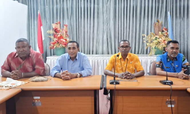 
					Pertemuan bersama di Ruang Rapat Setda Kepulauan Yapen terkait penyaluran bantuan pendidikan dan insentif pelayan keagamaan. (Foto dok: Humas Pemkab Kepulauan Yapen)

