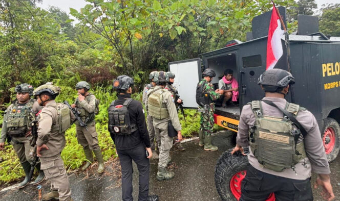 
					Satgas Ops Damai Cartenz dan aparat TNI-Polri berhasil evakuasi korban selamat dari aksi KKB di Yahukimo. (Foto dok: Satgas Damai Cartenz)