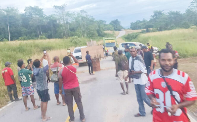 
					Masyarakat Yamor saat membuka palang di ruas Jalan Trans lintas Provinsi Papua Barat dan Papua Tengah, pada Sabtu, 27 September 2025. (IST)