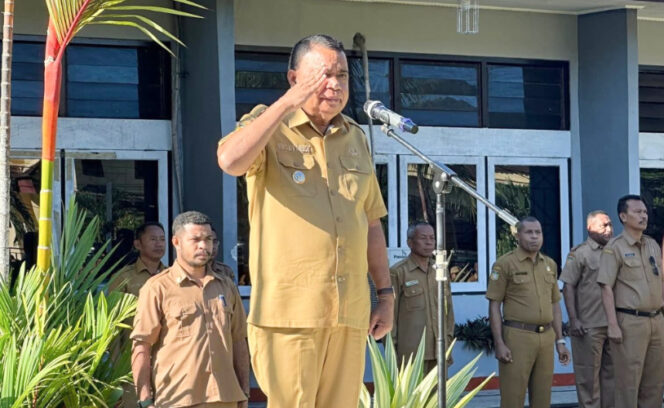 
					Bupati Benyamin Arisoy saat memimpin apel gabungan ASN  lingkup Pemkab Kepulauan Yapen, di halaman Bupati Kepulauan Yapen, Serui, Senin, 29 September 2025. (Foto dok: Humas Pemkab Kepulauan Yapen)