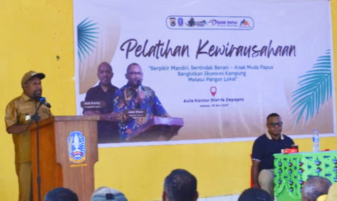 
					Bupati Jayapura Yunus Wonda saat mmeberikan sambutan pada acara tatap muka dan pelatihan kewirausahaan, di Aula Kantor Distrik Depapre. (Foto dok: jayapurakab.go.id)