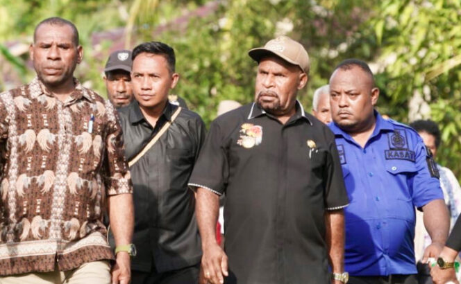 
					Bupati Jayapura, Yunus Wonda dalam kunjungannya ke Kampung Muaif, Distrik Demta. (Foto dok: jayapurakab.go.id)