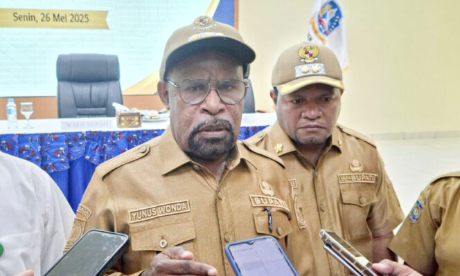 
					Bupati Jayapura Yunus Wonda yang didampingi Wakil Bupati Jayapura Haris Richard Yocku saat wawancara wartawan. (Foto dok: jayapurakab.go.id)