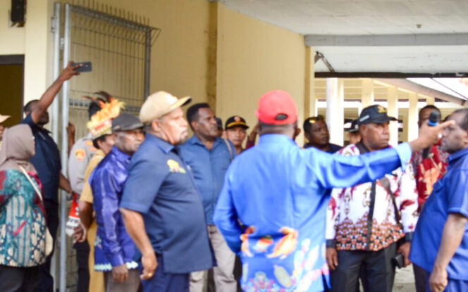 
					Bupati Jayapura Yunus Wonda bersama rombongan saat meninjau Pasar Nengguku di Distrik Nimbokrang. (Foto dok: jayapurakab.go.id)