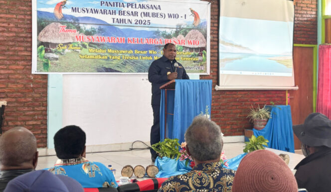 
					Bupati Jayawijaya Atenius Murip saat membuka kegiatan Mubes Suku Wio. (KabarPapua.co/Agris Wistrijaya)