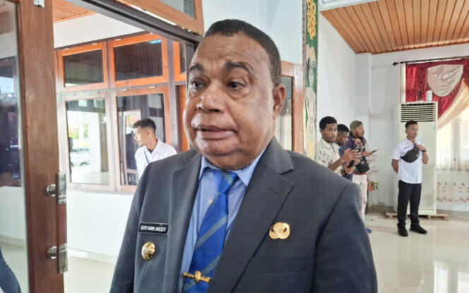 
					Bupati Kepulauan Yapen Benyamin Arisoy saat diwawancara wartawan. (KabarPapua.co/Ainun Faathirjal)