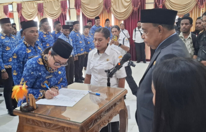 
					Penandatanganan sumpah janji jabatan PNS Formasi Tenaga Honorer Tahun 2021 di Lingkungan Pemkab Kepulauan Yapen. (KabarPapua.co/Ainun Faathirjal)