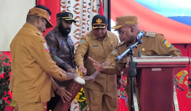 
					Bupati Puncak Elvis Tabuni secara resmi membuka Musrenbang RPJMD Kabupaten Puncak Tahun 2025-2029. (Foto dok; Diskominfo Puncak) 