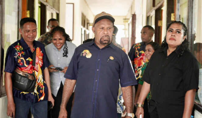 
					Bupati  Jayapura Yunus Wonda saat berkunjung ke Kantor Distrik Sentani Barat. (Foto dok: jayapurakab.go.id)