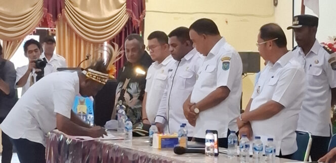 
					Massa aksi menyerahkan 5 poin tuntas kepada Pemerintah Kabupaten Kepulauan Yapen Foto: Ainun Faathirjal/KabarPapua.co