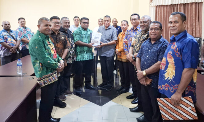 
					Penyerahan KUA PPAS oleh Bupati Kepulauan Yapen Benyamin Arisoy kepada Ketua DPRK Kepulauan Yapen Ebzon Sembai. (KabarPapua.co/Ainun Faathirjal)
