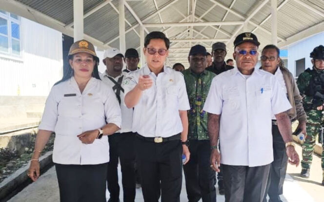
					Plt Kepala Dinkes Papua Tengah Agus bersama tim dari RSMM Charitas Timika dan ditemani Bupati Puncak Elvis Tabuni dan Direktur RSUD Ilaga Elpina Kogoya saat melihat langsung kondisi RSUD Ilaga. (Foto dok: Diskominfo Puncak) 