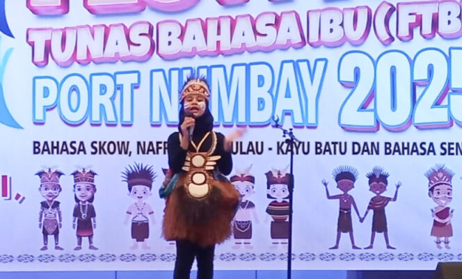 
					Salah satu peserta dalam Festival Tunas Bahasa Ibu yang diselenggarakan Pemkot Jayapura. (KabarPapua.co/Natalya Yoku)