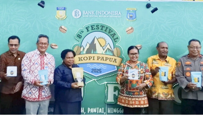 
					Pata forkimpda Papua saat menghadiri pembukaan Sewindu Festival Kopi Papua 2025 di Halaman Kantor BI Perwakilan Provinsi Papua, Kota Jayapura. (KabarPapua.co/Imelda) 