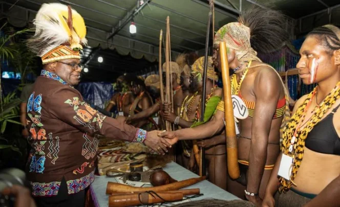 
					Gubernur Papua Tengah, Meki Nawipa saat membuka Festival Budaya Pelajar Papua Tengah di Nabire. Foto: Humas PPT