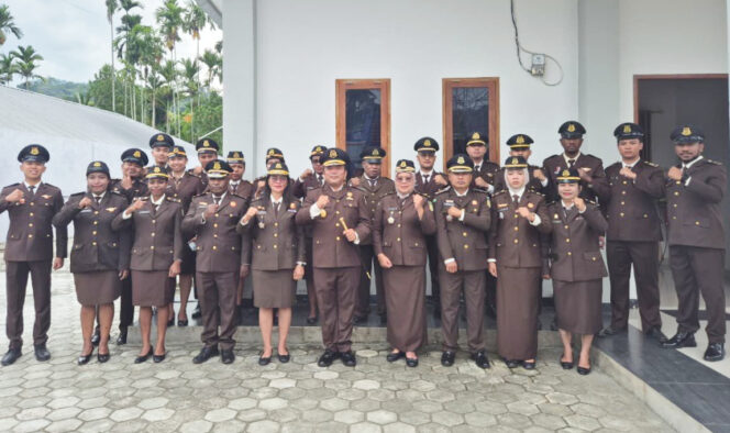 
					Foto bersama usai Upacara Hari Lahir Kejaksaan RI ke-80 Tahun. (IST)