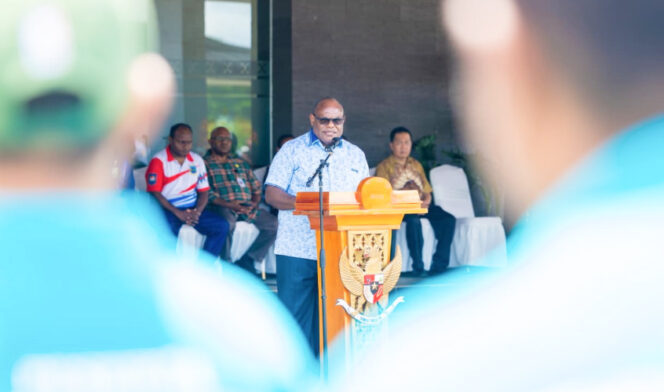 
					Gubernur Papua Tengah, Meki Nawipa melepas 120 OAP peserta pelatihan tenaga kerja ke luar Papua Tengah. (Foto dok: Humas Pemprov Papua Tengah)