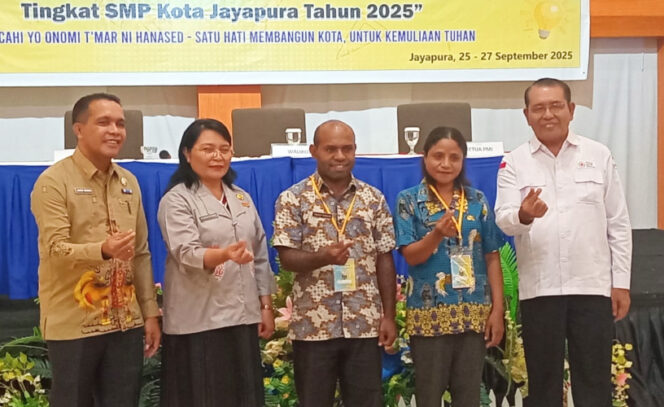 
					Guru SMP se-Kota Jayapura dapat pembinaan PMR. (KabarPapua.co/Natalya Yoku)