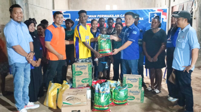 
					Rayakan HUT ke-24, Partai Demokrat Kaimana beri bantuan bapok ke masyarakat. (KabarPapua.co/Yosias Wambrauw)