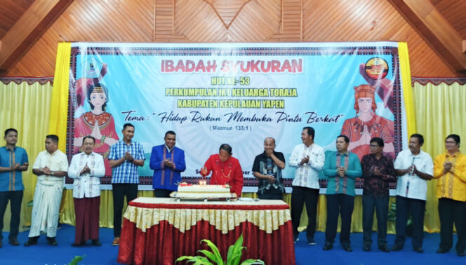 
					Ibadah syukur perayaan HUT ke-53 IKT Kepulauan Yapen di Gedung Tongkonan, Serui. (Foto dok: Humas Pemkab Kepulauan Yapen)