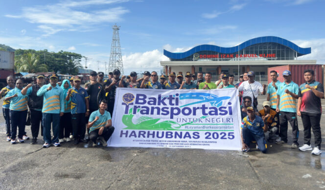 
					Foto bersama usai kegiatan di depan Pelabuhan Domine Izak Samuel Kijne Serui. (Foto dok: KUPP Kelas II Serui)