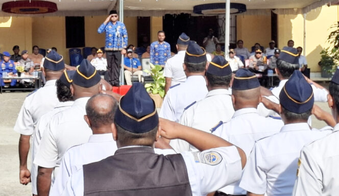 
					Plt Sekda Kepulauan Yapen Harold Wenno saat bertindak selaku Inpektur Upacara peringatan Harhubnas 2025. (KabarPapua.co/Ainun Faathirjal)
