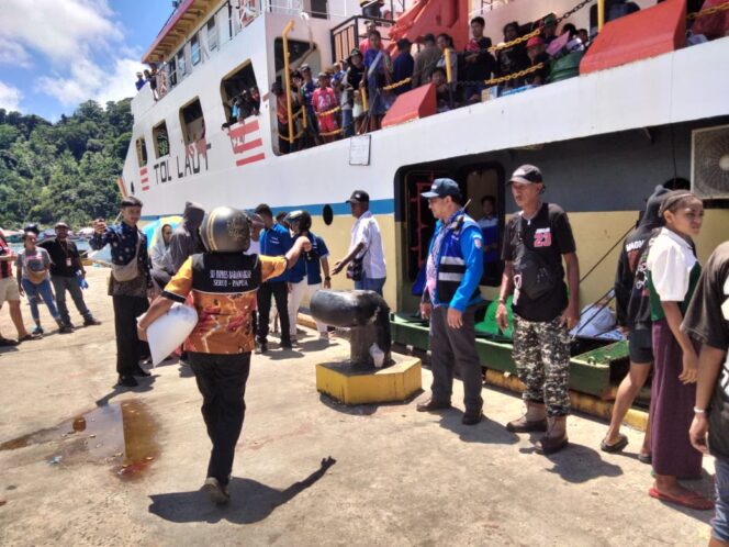 
					Kepala Kantor Cabang (Kacab) PT Pelni Serui, Whendy Richard Imkotta melakukan monitoring keberangkatan KM Sabuk Nusantara 100 di Pelabuhan Isak Samuel Kijne. Foto: Pelni Serui.