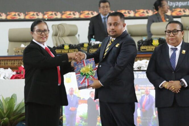 
					Rapat paripurna DPR Papua berasma Pemprov Papua membahas APBD Perubahan 2025. Foto: Imelda/KabarPapua.co