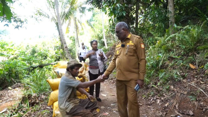 
					Wali Kota Jayapura, Abisai Rollo saat bertemu salah satu pendulang di Kota Jayapura. Foto: Natalya Yoku/KabarPapua.co