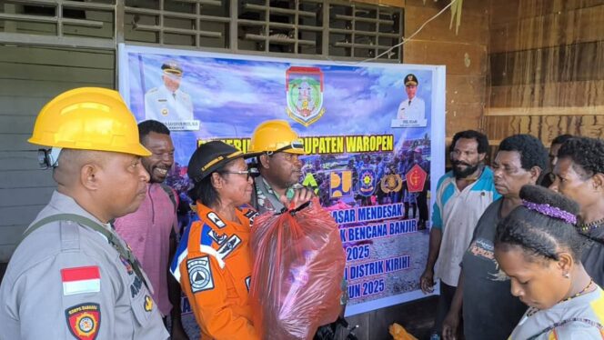 
					Babinsa Koramil 1709-03/Warbah bersama Badan Penanggulangan Bencana Daerah (BPBD) Kabupaten Waropen menyalurkan bantuan kepada warga terdampak banjir di Distrik Kirihi, Sabtu 6 September 2025.. Foto: Babinsa Koramil 1709-03/Warbah