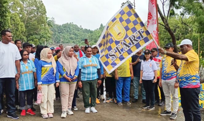 
					Wali Kota Jayapura Abisai Rollo lepas peserta jalan santai dalam kegiatan peringati Haornas ke-42 Tahun 2025 di Kota Jayapura. (KabarPapua.co/Natalya Yoku)