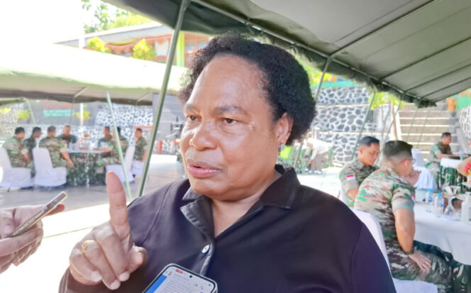 
					Ketua MRP Nerlince Wamuar Rollo saat diwawancara wartawan.  (KabarPapua.co/Imelda)
