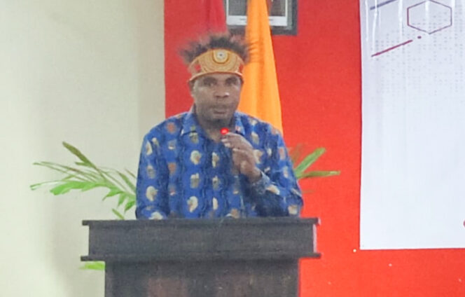 
					Komisioner Bawaslu Kaimana, Abdul Malik Furu saat menyampaikan sambutannya. (KabarPapua.co/Yosias Wambrauw)