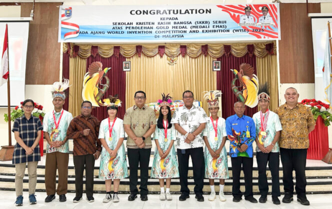 
					Penyambutan lima siswa SMA Kristen Kasih Bangsa Serui di Gedung Silas Papare oleh Pemkab Kepulauan Yapen. (Foto dok: Humas Pemkab Kepulauan Yapen)
