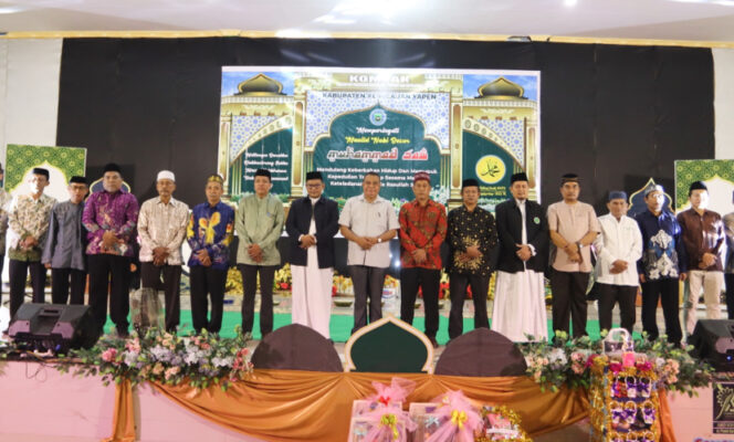
					Foto bersama peringatan Maulid Nabi Muhammad SAW oleh KOMPAK Kabupaten Kepulauan Yapen. (Foto dok: Humas Pemkab Kepulauan Yapen)