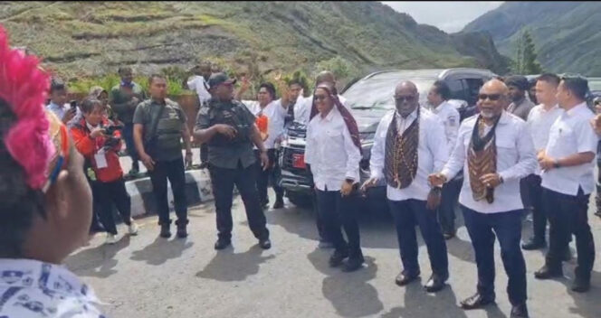 
					Gubernur Papua Tengah dan Wakilnya, Meki Nawipa-Deinas Geley berada di Mulia, ibu kota Kabupaten Puncak Jaya dalam rangka rapat bupati se-Papua Tengah. Foto: Humas PPT 