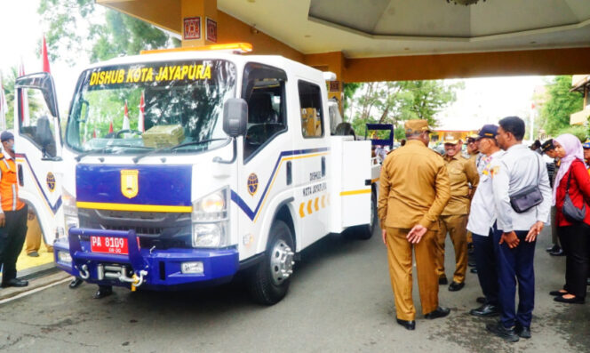 
					Mobil derek Dishub Kota Jayapura. (KabarPapua.co/Natalya Yoku)