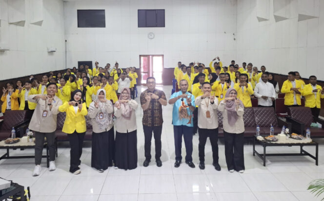 
					Foto bersama usai pembukaan kegiatan OSMB di Auditorium RRI Serui, Kepulauan Yapen. (KabarPapua.co/Ainun Faathirjal)