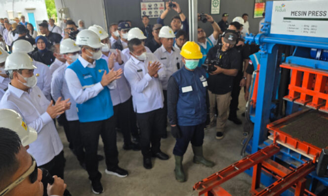 
					Melalui pengelolaan abu sisa pembakaran batu bara di  PLTU Adipala berupa FABA, warga binaan hasilkan produk konstruksi bernilai ekonomi.  (Foto dok: PLN) 