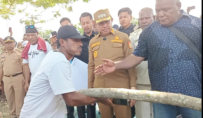 
					Wakil Wali Kota Jayapura Rustan Saru bersama tokoh masyarakat setempat saat menyaksikan pelepasan palang Kantor Pemerintahan Kampung Holtekamp. (KabarPapua.co/Natalya Yoku)
