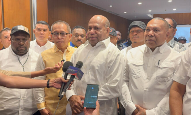 
					Pasangan nomor urut 2, Matius Fakhiri–Aryoko Rumaropen (Mari-Yo) melakukan pernyataan pers sebagai pemenang Pilgub Papua 2025. (IST)