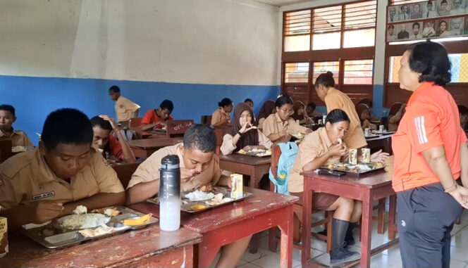 
					Saat pelaksanaan program MBG di salah satu sekolah di Kota Jayapura. (KabarPapua.co/Imelda)