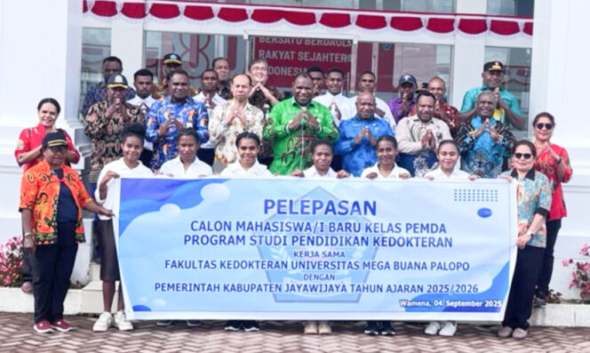 
					Bupati Jayawijaya Atenius Murip saat melepas 15 putra putri calon mahasiswa kedokteran Universitas Mega Buana Palopo, Sulawesi Selatan. (Foto dok: Kominfo Pemkab Jayawijaya)