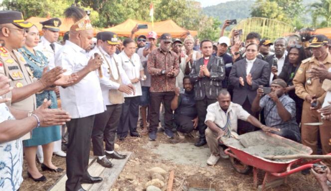 
					Bupati dan Wabup Jayapura Lakukan Peletakkan Batu Pembangunan Rumah Sakit di Unurumguay. (foto dok: jayapurakab.go.id)