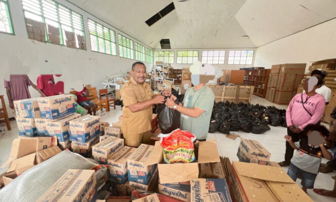 
					Penyerahan BMT kepada ODHA oleh Kepala Dinkes Kepulauan Yapen Karolis Tanawani. (Foto dok: Dinkes Kepulauan Yapen)