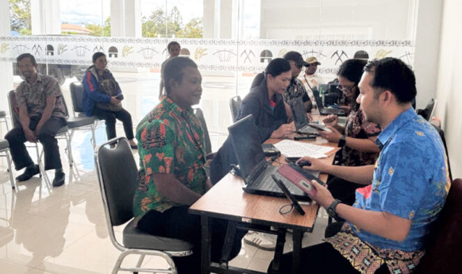 
					Pelayanan Identitas Kependudukan Digital (IKD) oleh petugas Disdukcapil Jayawijaya di Lobby Kantor Bupati Jayawijaya, Wamena, Kamis, 25 September 2025. (KabarPapua.co/Agris Wistrijaya)