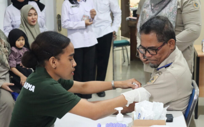 
					Wujudkan kesehatan, kesejahteraan, dan produktivitas, para Pegawai Pertanahan Kota Jayapura  lakukan pemeriksaan kesehatan. (KabarPapua.co/Natalya Yoku)